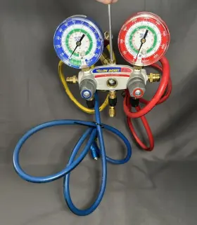 49846 Yellow Jacket Titan R12 R22 And R134a 2-valve With Hoses Used